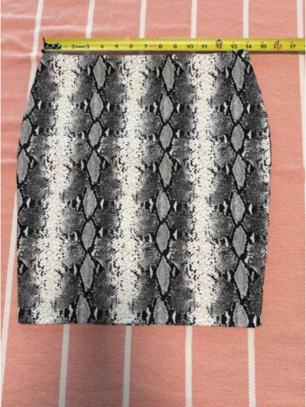 # 6167 Windsor Black White Snakeskin Print Mini Skirt Size M